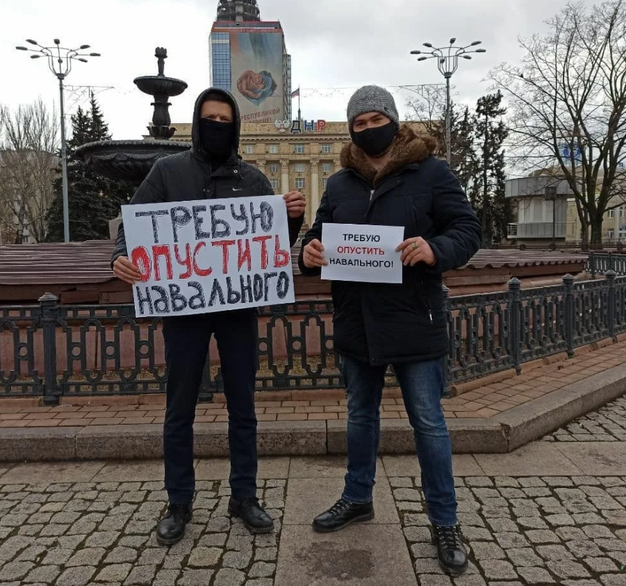 Почему россия просит. Требую опустить Навального. Требую опустить. Опустить Навального. Плакат в поддержку Навального.