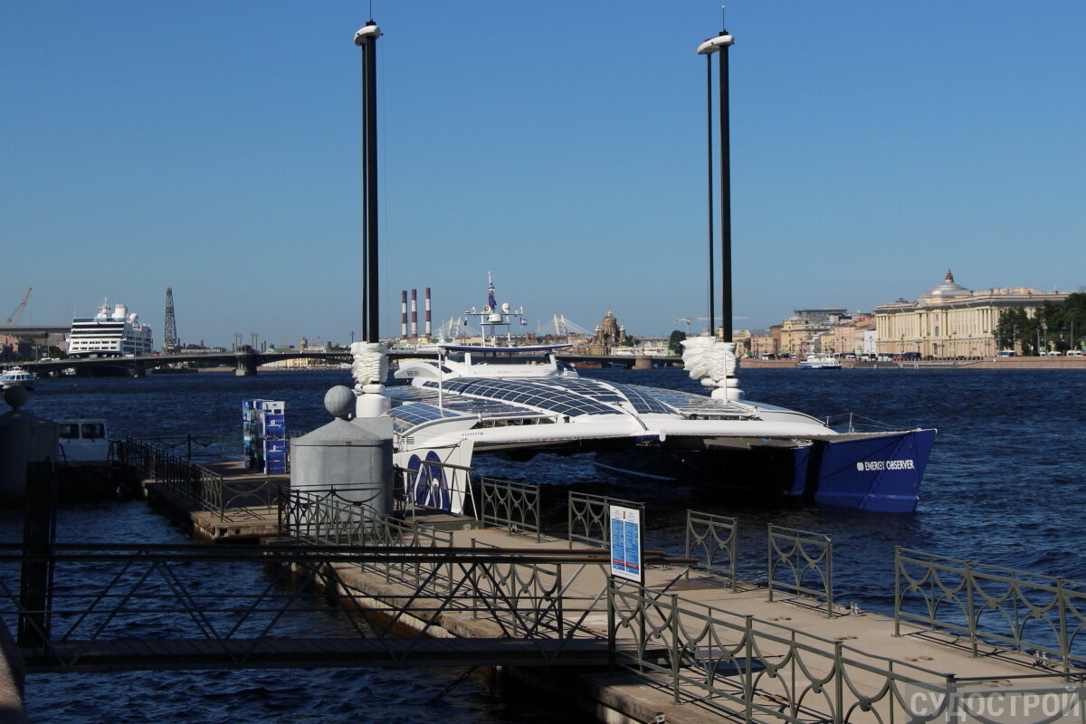 Французский экспериментальный катамаран на водороде Energy Observer / Фото: Судострой