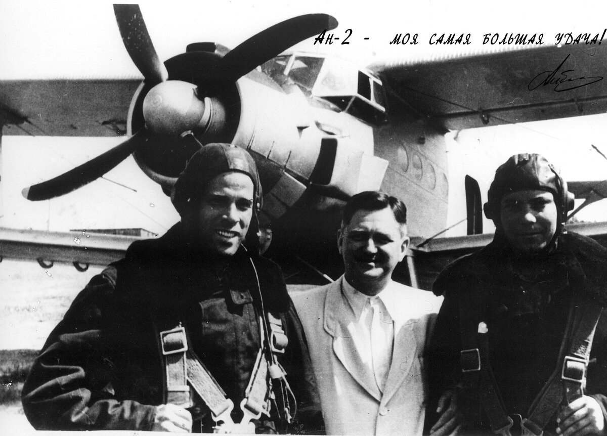 Установив мировой рекорд высоты сообщение о летчике. Георгий константинович мосолов. Установив мировой рекорд высоты сообщение о летчике. Федотов испытатель миг 25. Чкалов байдуков беляков перелет.