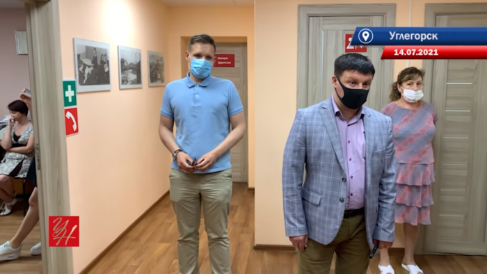 Фото: "Углегорские новости", мэр (второй справа) "разгоняет" редакцию по домам 