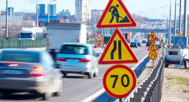 Если знак на дороге забыли убрать, это не освобождает водителя от необходимости соблюдать правила.