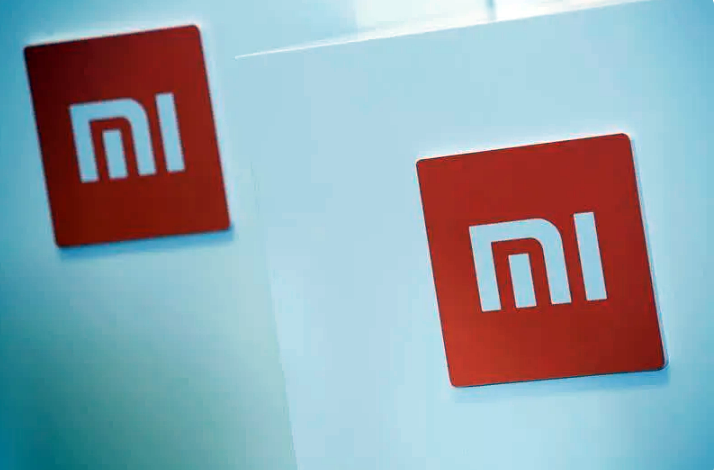 ФАЙЛОВОЕ ФОТО: логотипы Xiaomi отображаются во время пресс-конференции в Гонконге