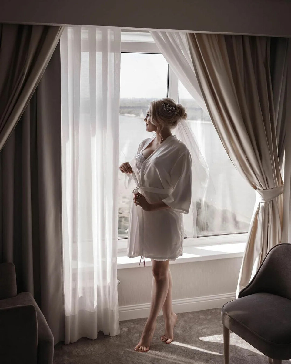 Тюль-сетка не только позволяет дневному свету спокойно проникать в помещение, но и подчеркивает утонченный дизайн и роскошь всего домашнего убранства