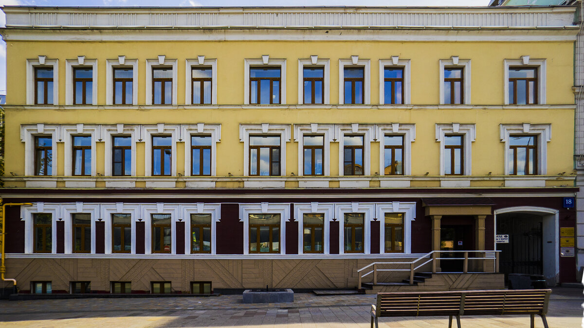 Главный фасад особняка