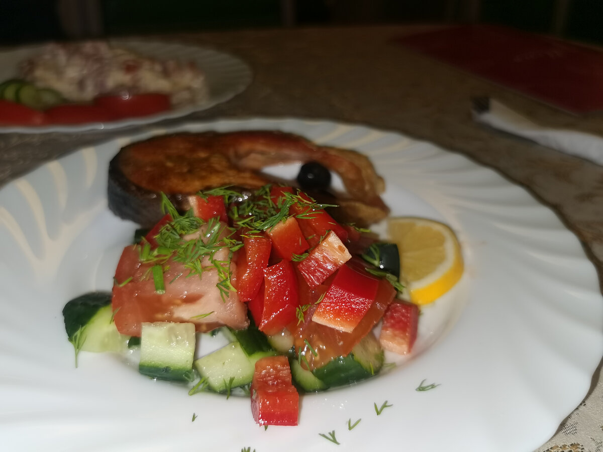 Салат за 300 рэ и форель 