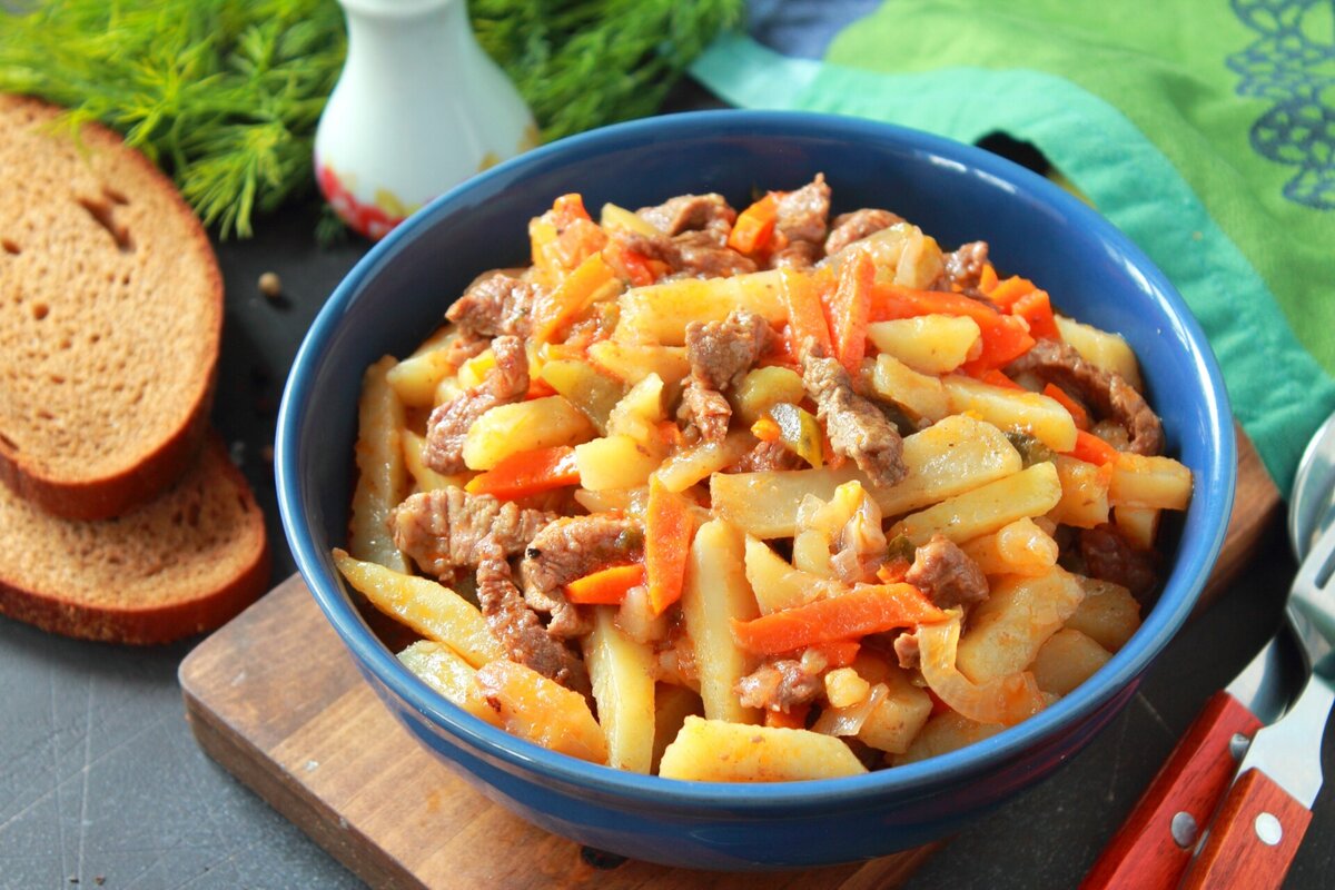 Азу по-татарски на картинке из рецепта: https://irkdelikates.ru/recipes/pervoye.52/-/552-azu-po.tatarski/