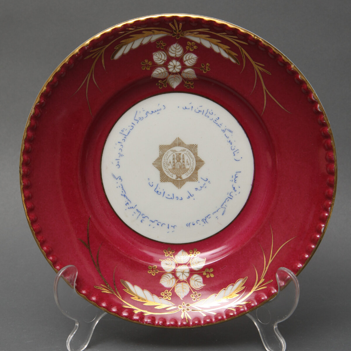 Тарелка. 1925–1930. Дулёво. Диаметр 21 см. Государственный музей керамики в Кусково / ФР 9008. Госкаталог: 26193409. Источник: goskatalog.ru