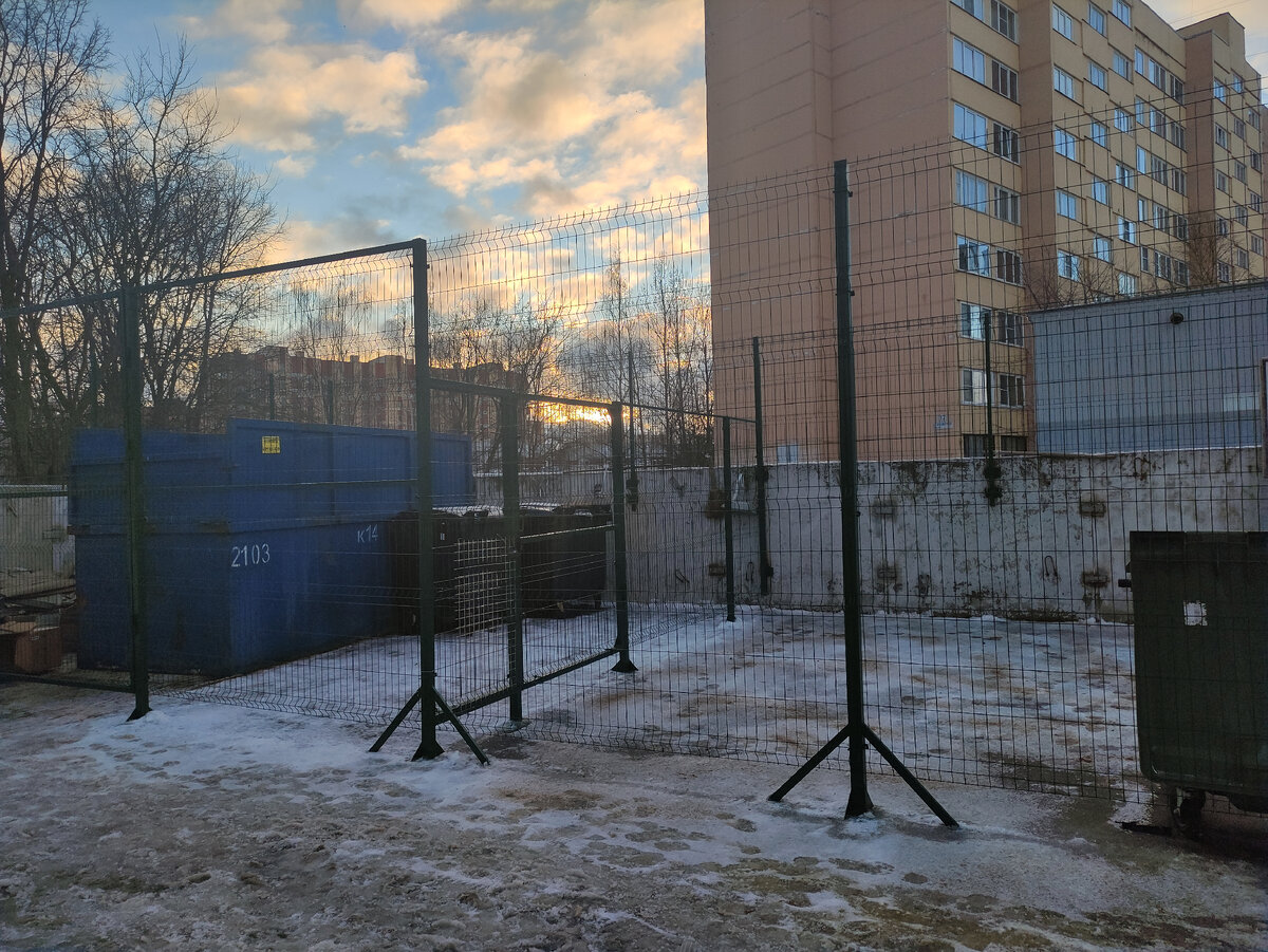 Всё под замком. Чужой свой мусор не выкинет. 