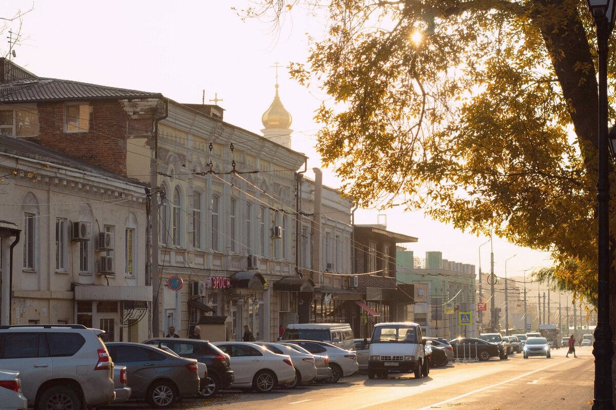 Большая Садовая разделяет центр на две части. По правую сторону, в направлении Дона стоят невысокие дома, а по левую — уже в основном многоэтажки. Фото: Vladimir Kubantsev / Unsplash.com