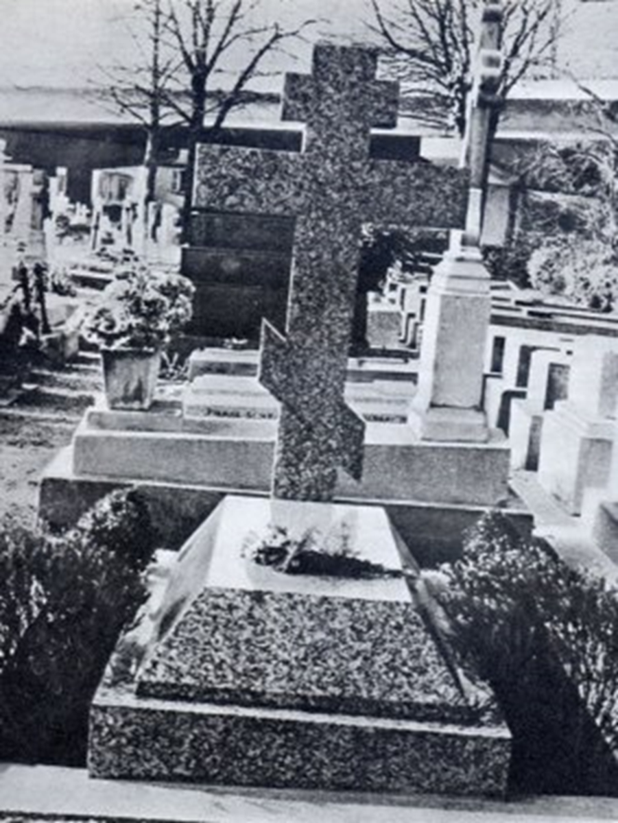 Похоронили шаляпина. Кладбище Батиньоль могила Шаляпина. Могила Федора Шаляпина на Новодевичьем кладбище.