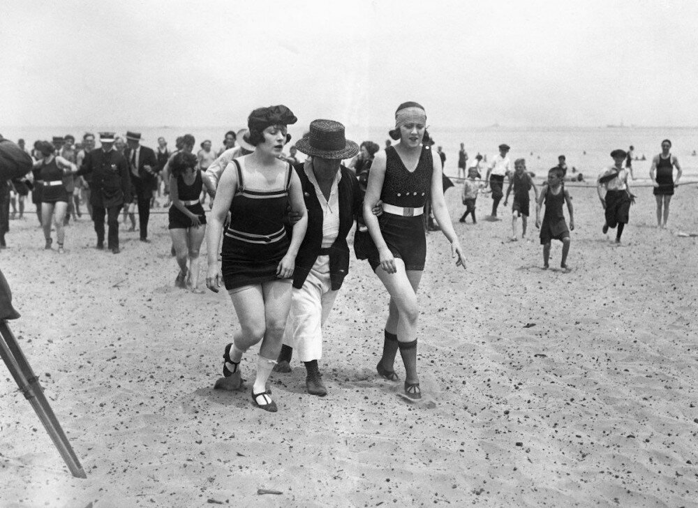 Апрель 1922 год, Чикаго, штат Иллинойс: двух провинившихся купальщиц сопровождает женщина полицейский. Девушки не подошли по параметрам цензуры для данного пляжа.