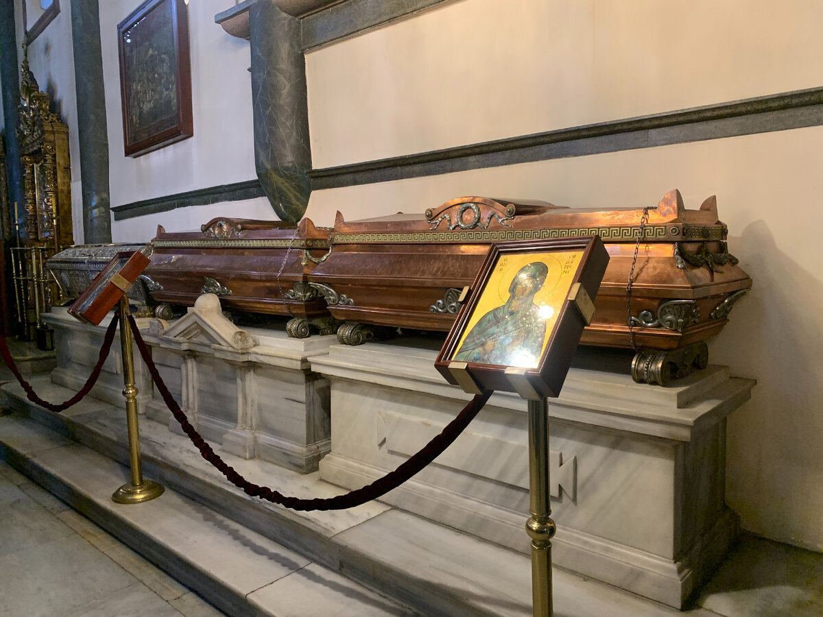 Σαρκοφάγοι των αγίων μεγαλομαρτύρων Βασίλισσας Φεοφανίας, Σολομωνίας και Ευφημίας.  Φωτογραφία του συγγραφέα