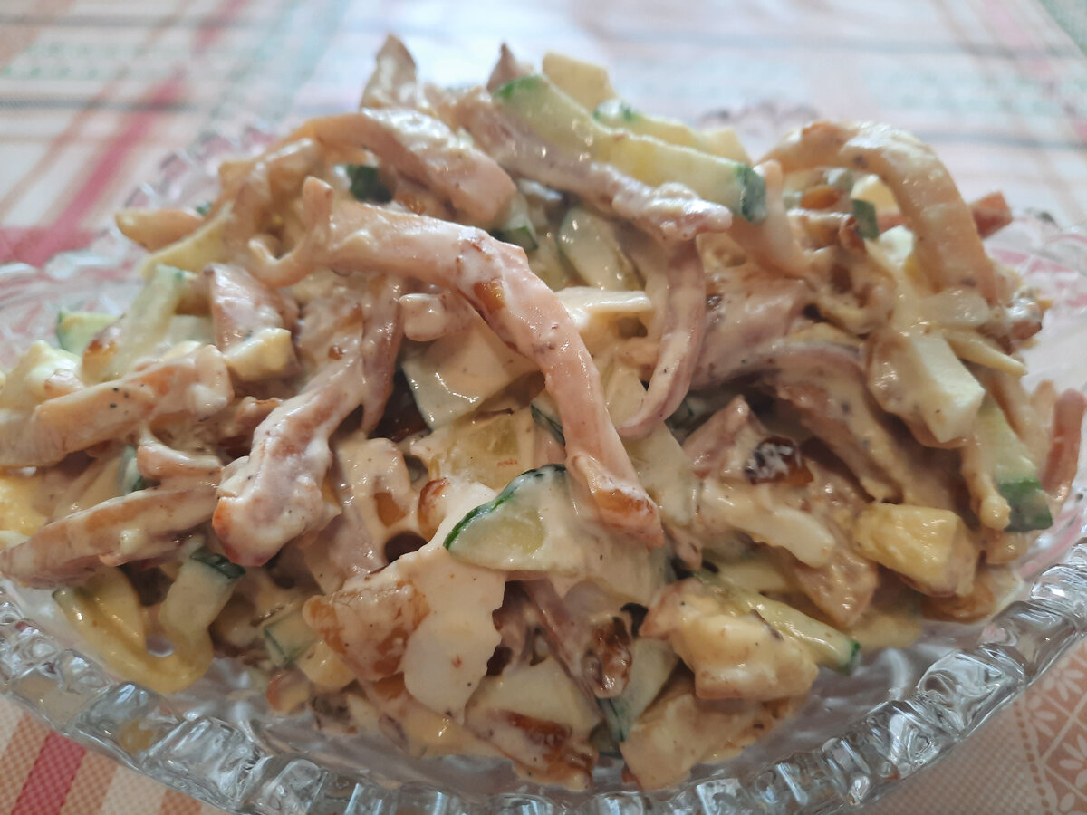 Салат с кальмарами