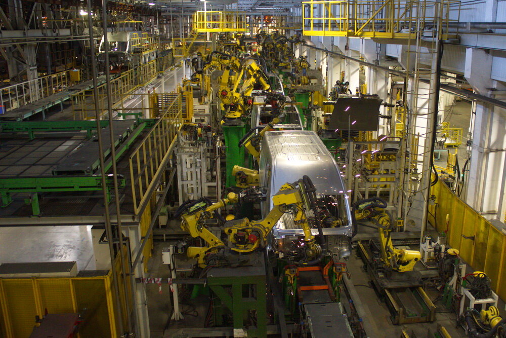 Это сварочный цех автозавода. Здесь роботами собирается корпус будущего автомобиля