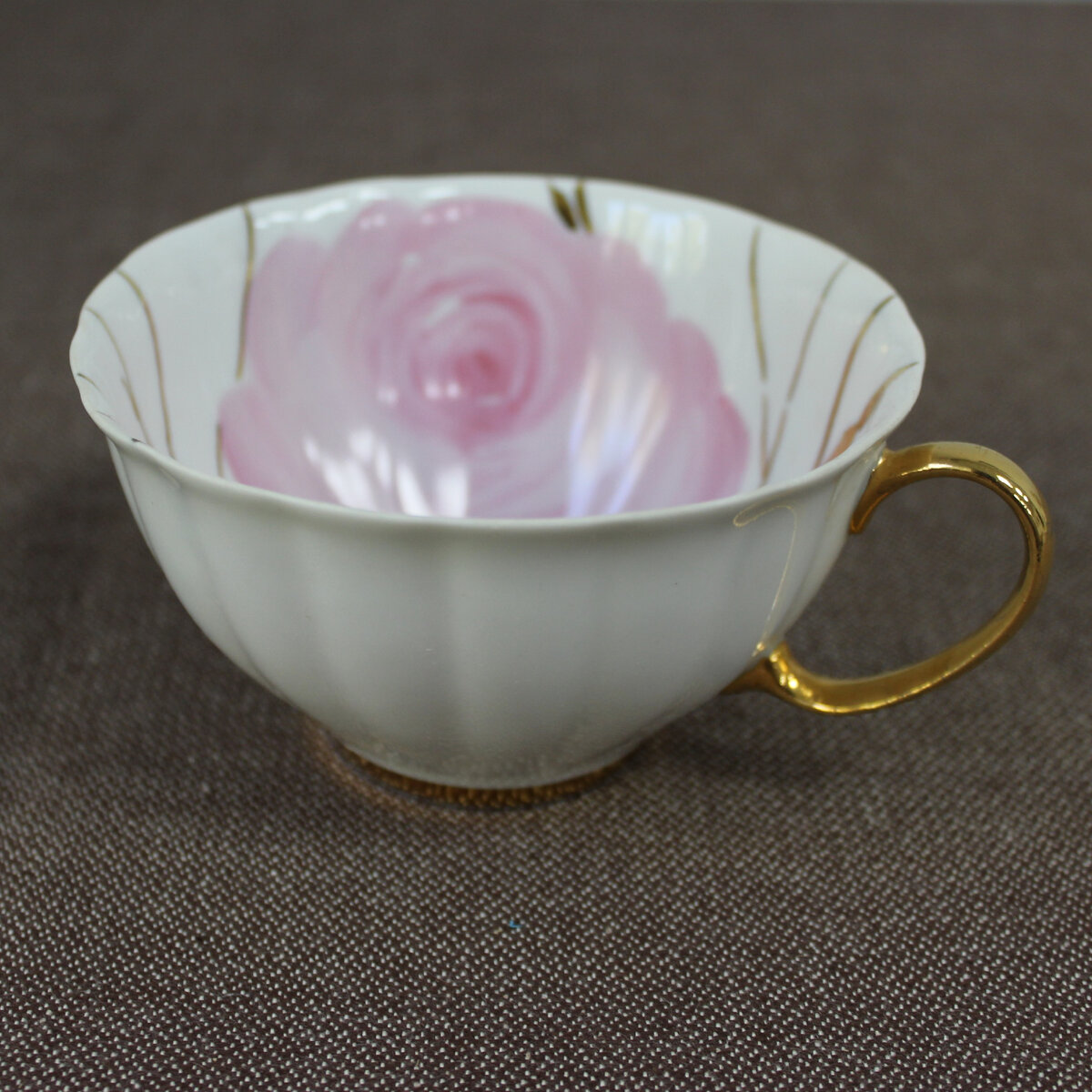 Владимир Яснецов (роспись). Отари Мухигули (форма «Белый лебедь», 1968). Чашка из сервиза «Весенний». 1988. Дулёво. Высота 5,5 см. Орехово-Зуевский городской историко-краеведческий музей / Пр-192. Госкаталог: 13399010. Источник: goskatalog.ru