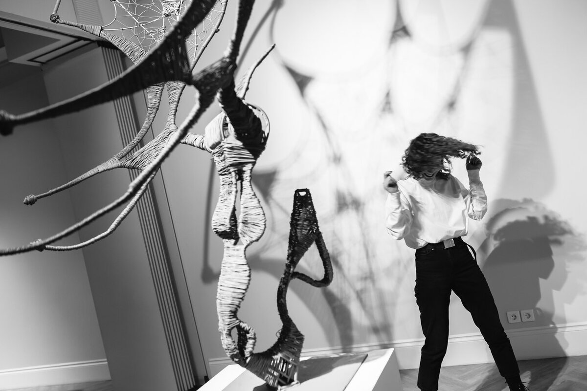 Скульптура "Лось". Проволока.
Персональная выставка Жигжита Баясхаланова "Сквозь стихию". Иркутск, Галерея Бронштейна. 
