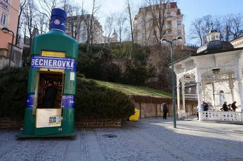 Ларек в карловых варах в виде бутылки.где продается Бехеровка.