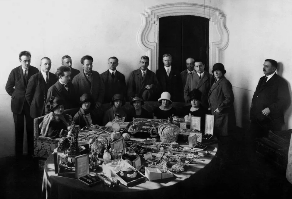 Большевики продают царские драгоценности