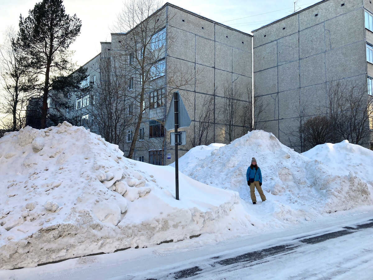 Это я на одной из пешеходных дорожек Апатитов. Все фотографии сняты 6-7 марта 2022