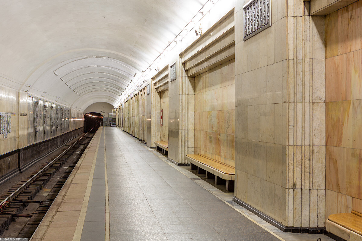 Вид платформы, куда приезжает поезд со стороны станции «Партизанская».