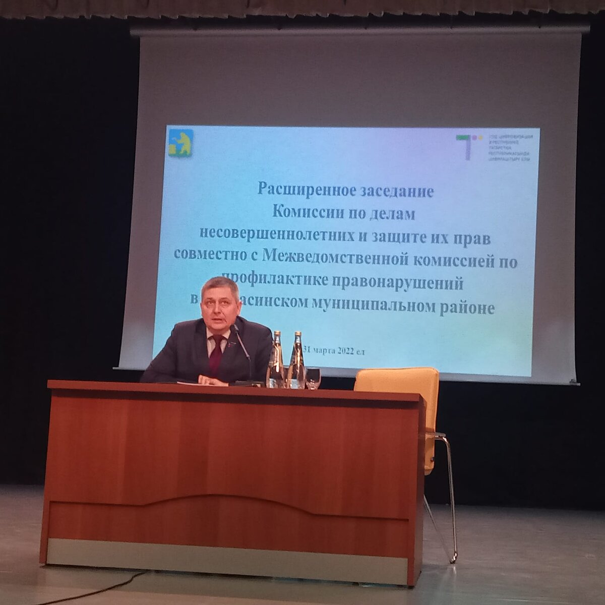 "Проблемаларны монда күтәреп, монда хәл итеп китмәсәк, ул калачак", дип, Наил Нургаязович утырышта катнашучыларны фикерләшүдә актив катнашырга чакырды. 