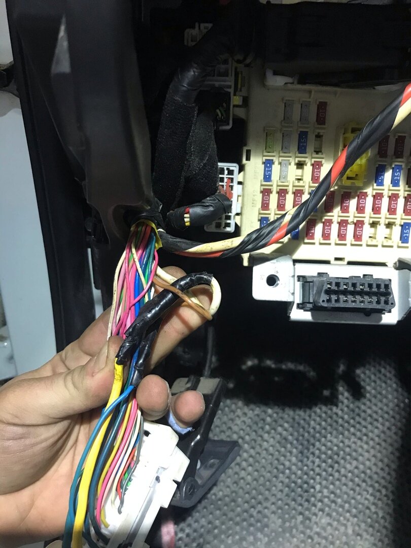 следы непонятного кустарного ремонта. Может меняли разъем. Но зачем и почему...? иногда так много вопросов...