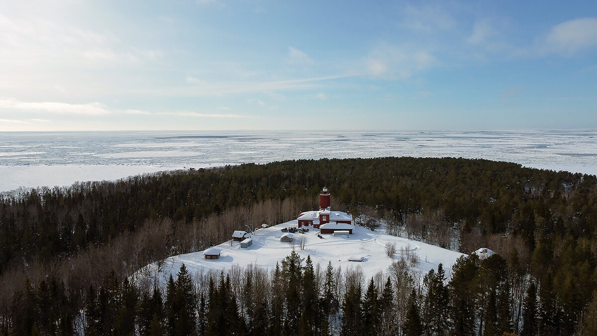 Маяк на фоне Белого моря