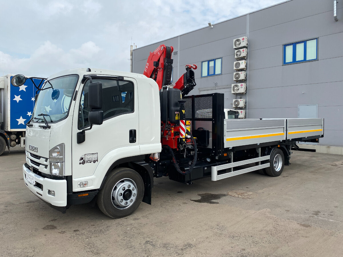Бортовая платформа на шасси ISUZU с КМУ Fassi