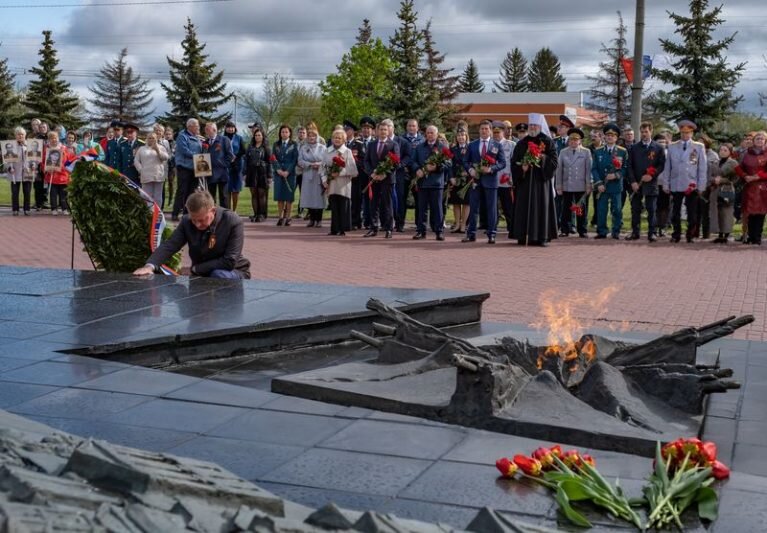 9 мая слезы. День Победы со слезами на глазах. Парад Победы огонь. Празднование дня Победы в Железногорске Курской области. Курск памятники ВОВ.