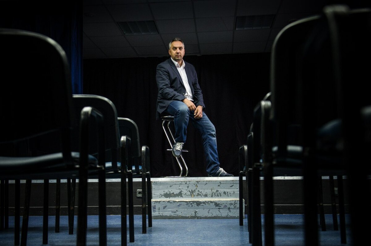 Это самый формальный образ за последние 4 года. Дальше его стиль стал разгоняться в сторону спорта с бешенной скоростью. 