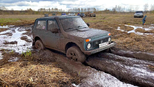ДЕД на НИВЕ учит молодежь как надо ездить по бездорожью. ОПЫТ тех годов ...