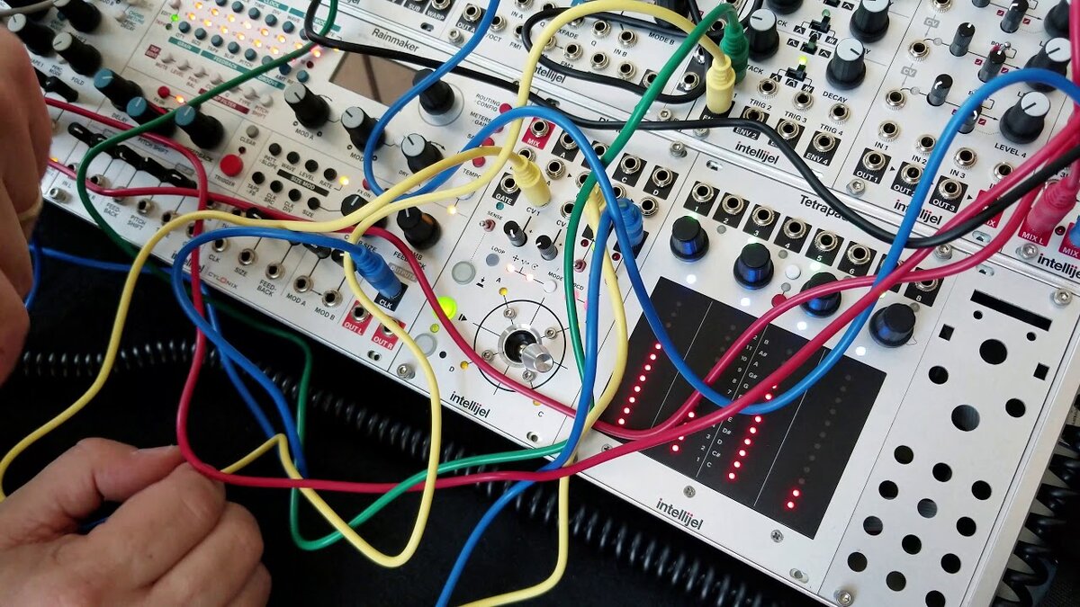 Три синих камня через водоросли 
