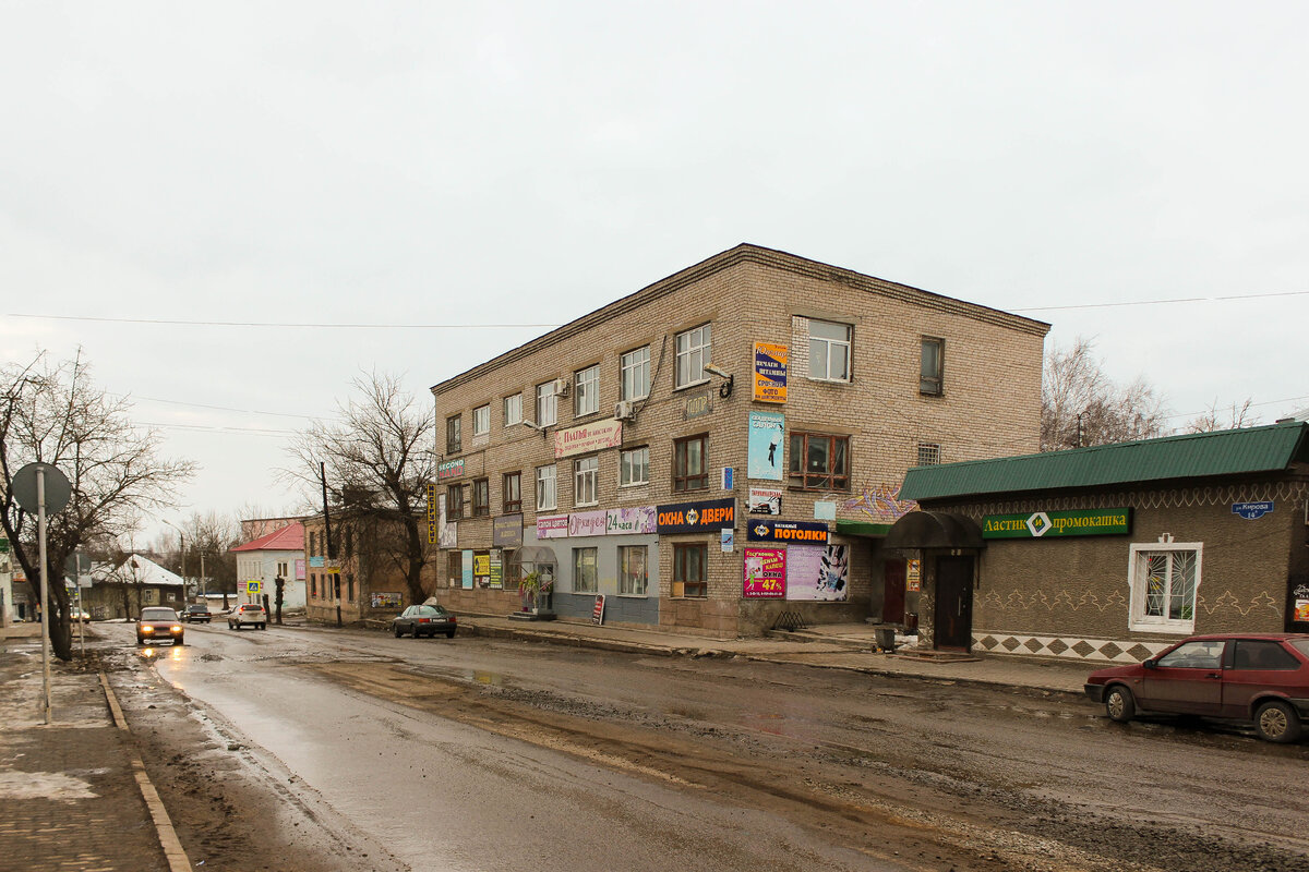 В двадцати километрах от города