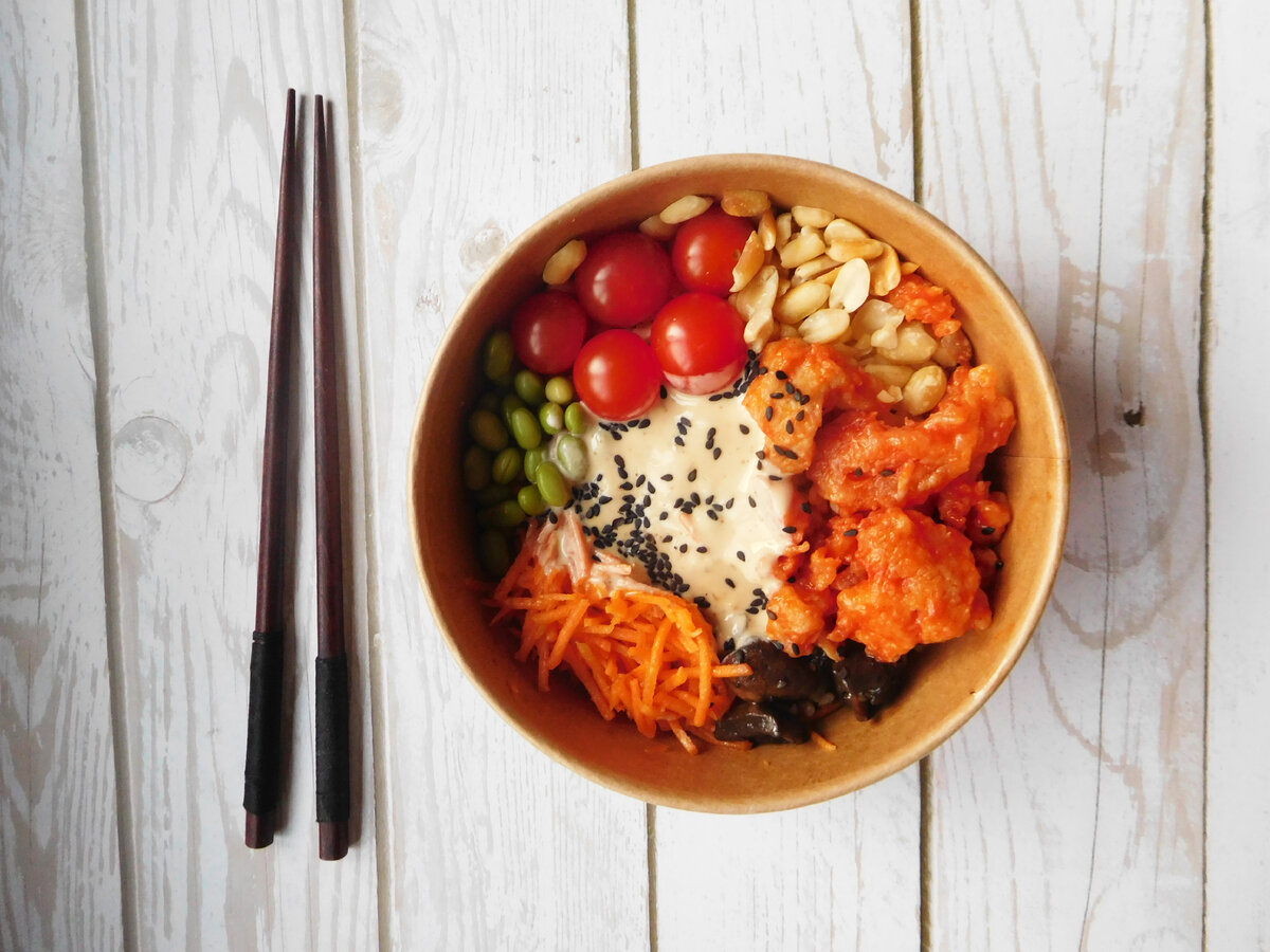 На фото курица, курица с овощами, арахис, морковь, грибы