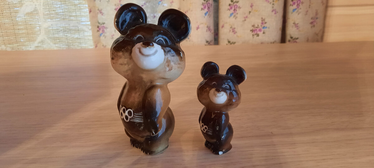 Олимпийские мишки. Большой и малый. Были изготовлены к Олимпиаде 1980 г. ЛФЗ. Фото автора.