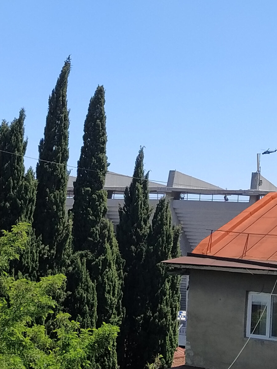 Виден стадион и слышен грузинский гимн.