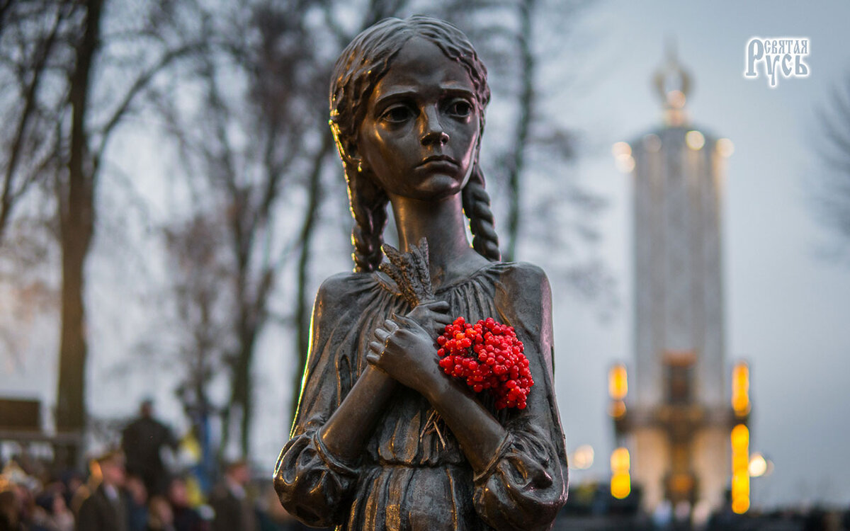 Памятник "Ребёнок" и часовня "Свеча памяти" на территории мемориала жертвам голодомора 1932 - 1933 гг. Киев. Украина. 