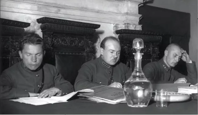 Ульрих (в центре) председательствует на судебном процессе