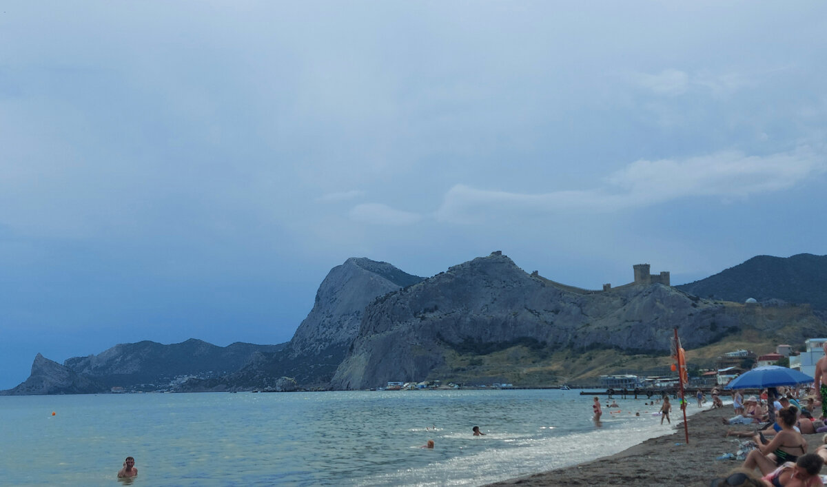Вид с пляжа на Генуескую крепость.