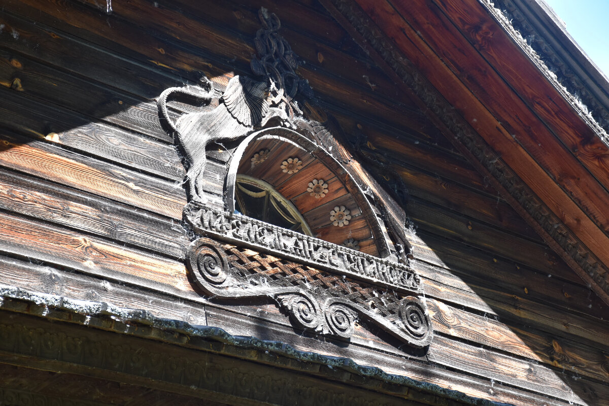 В богатых домах и форма окон и наличников были всевозможными!