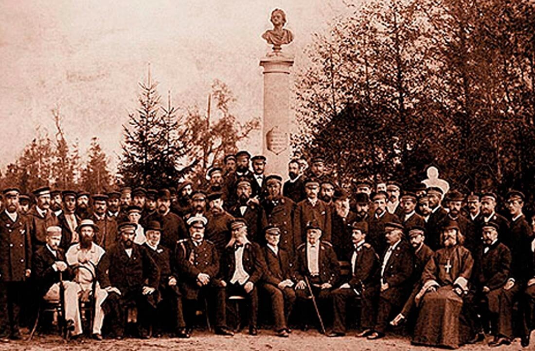 Санкт-Петербургский Яхт-Клуб был основан в 1846 году. Император Николай I даровал Клубу титул "Императорский". Членами яхт-клуба были великие князья, придворные, дипломаты, высокопоставленные чиновники и гвардейские офицеры. В определённый период существования яхт-клуба был лимит на общее число его членов — не более 125. Фото из открытых источников    