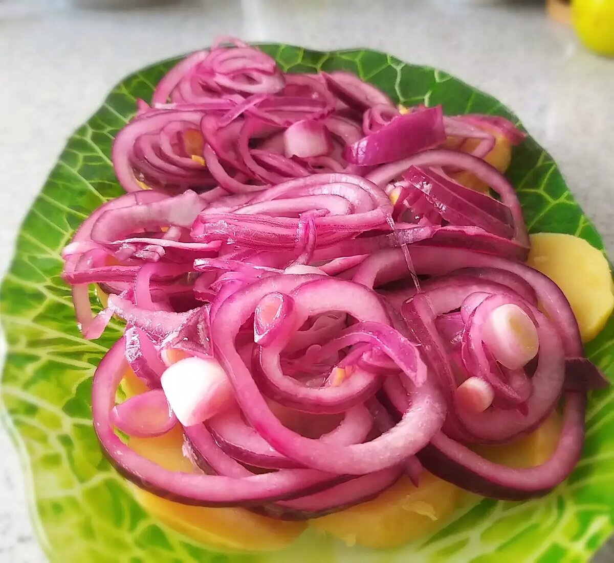 Селёдка с картофелем и маринованным лучком | Овкусе.ру - Ежедневная готовка  в радость! Пошаговые рецепты с фото | Дзен