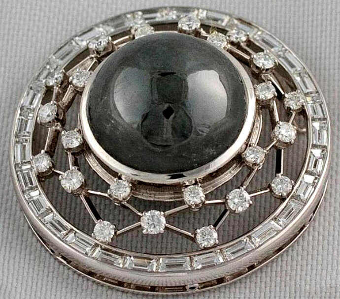 Внешне Winston Adamantine Pearl похож на таитянский жемчуг 