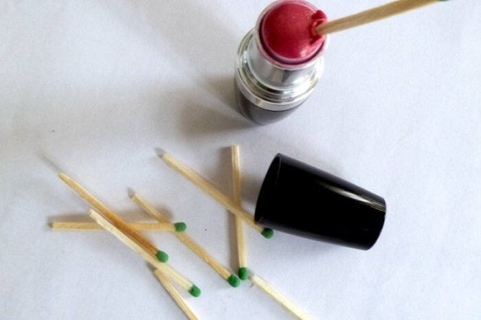 Спичками доставали остатки губной помады. / Фото: zabavatut.ru