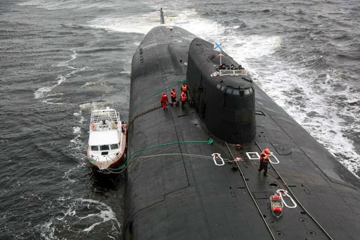 Подводный крейсер "Воронеж" спас гражданских моряков.