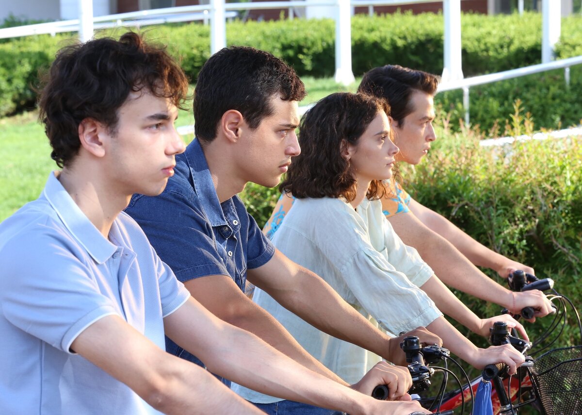 Кадры из сериала «Пыльный воротник»