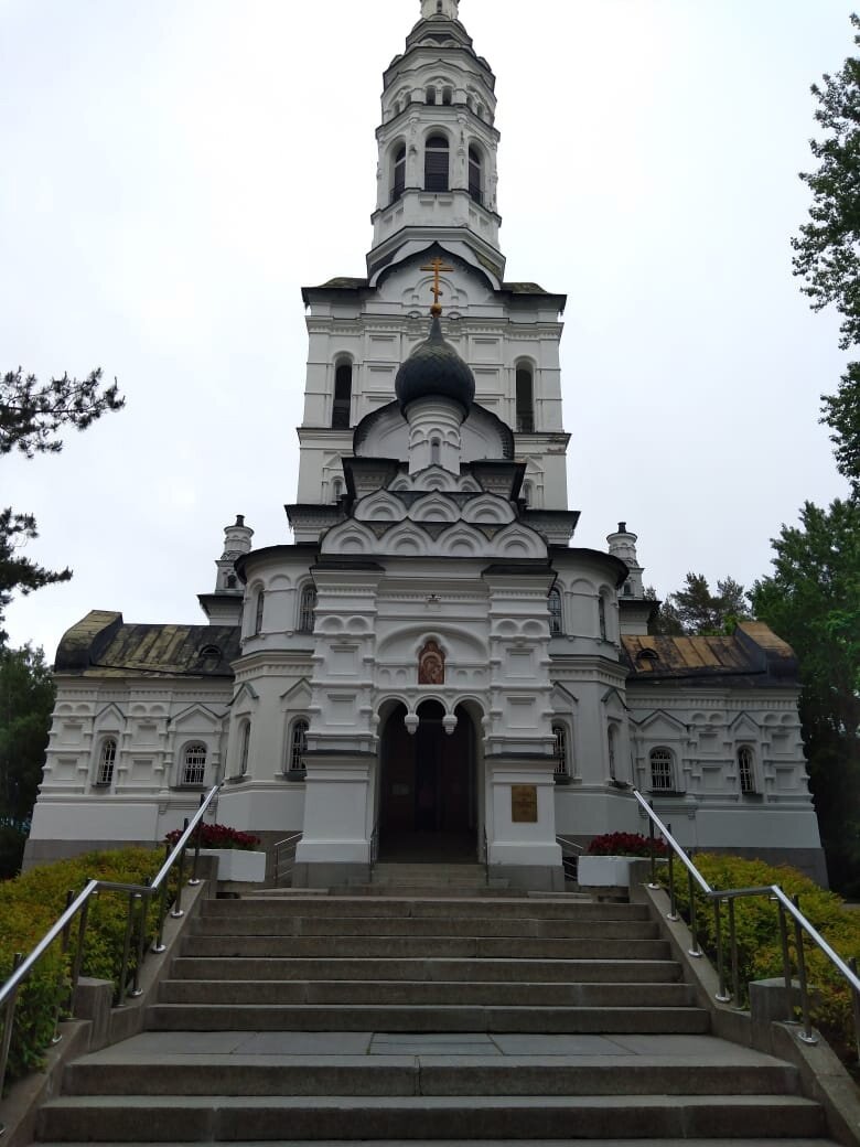 Вход в храм через парадное крыльцо