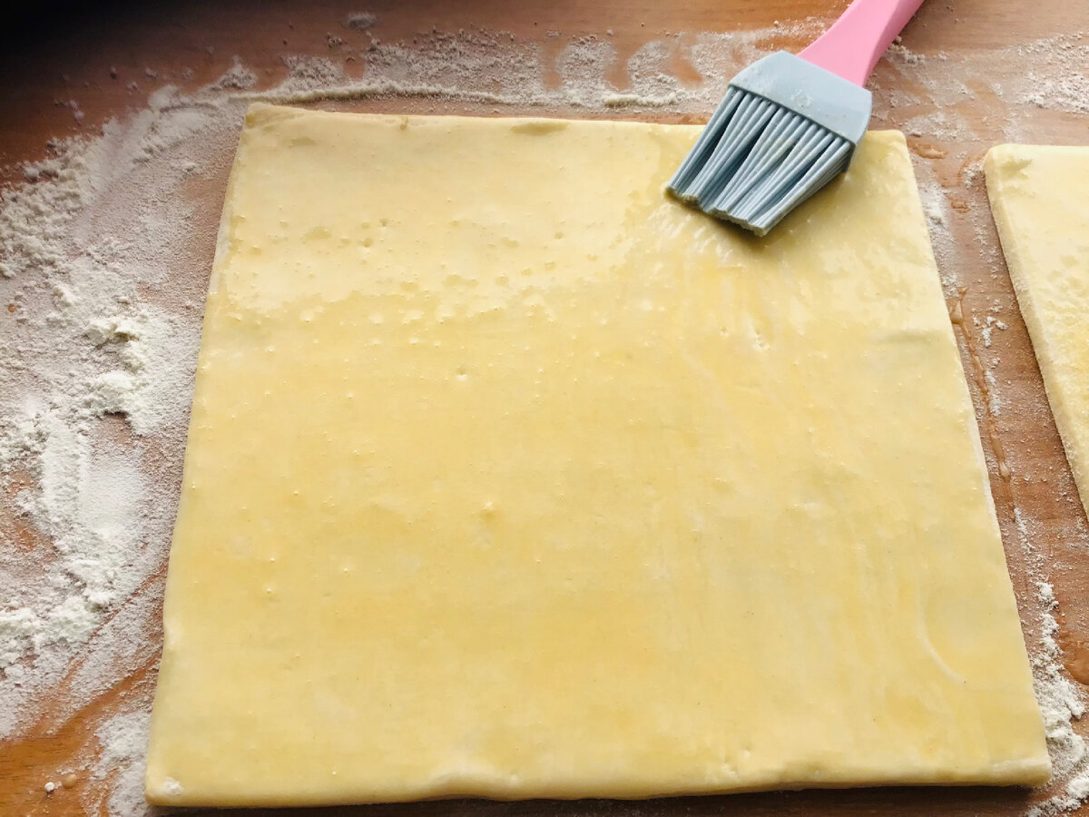 Чем можно смазать тесто. Обычное тесто. Раскатка слоеного теста. Как раскатать слоеное тесто. Как раскатывать слоеное тесто бездрожжевое.