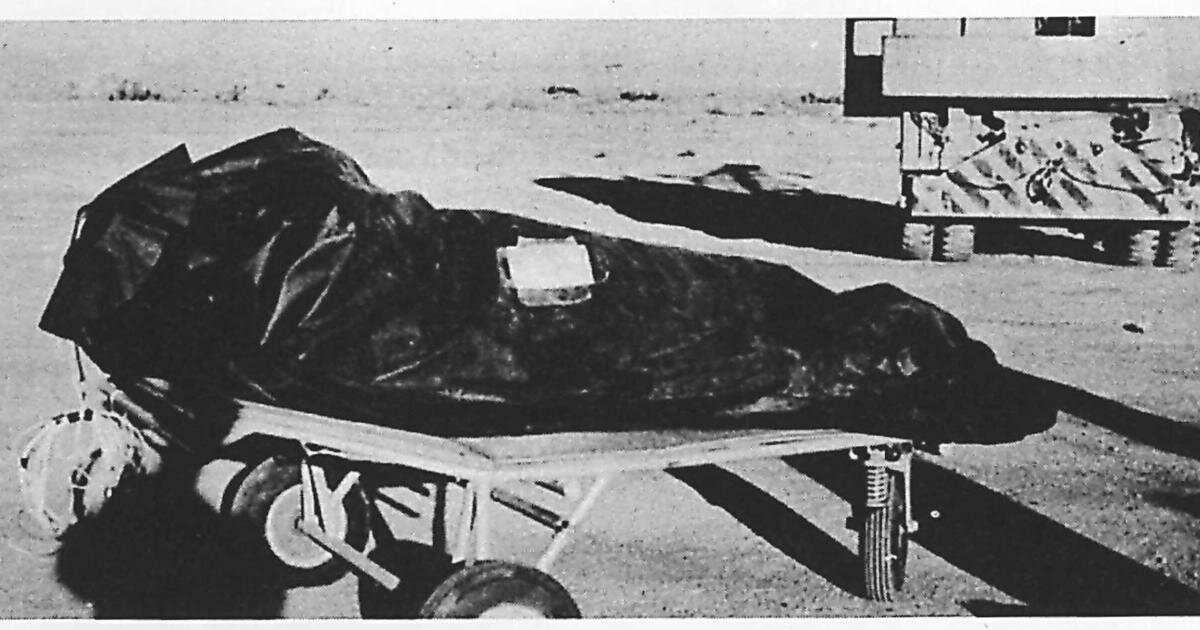 Эта фотография взята из опубликованного 24 июня 1997 года доклада ВВС США, в котором обсуждается предполагаемый инцидент с НЛО в Розуэлле, штат Нью-Мексико, в 1947 году. Эти мешки могли были описаны несколькими свидетелями как «мешки для трупов», которые использовались для извлечения инопланетных жертв после крушения летающей тарелки