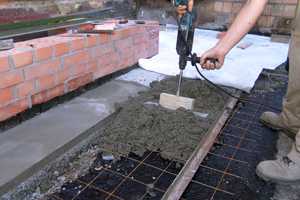 Как уплотнить бетон или стяжку без глубинного вибратора. Несколько вариантов3